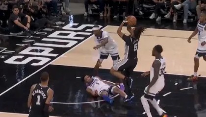 卡斯尔反击抛投打进2+1，马刺打出一波9-0领先到13分分差